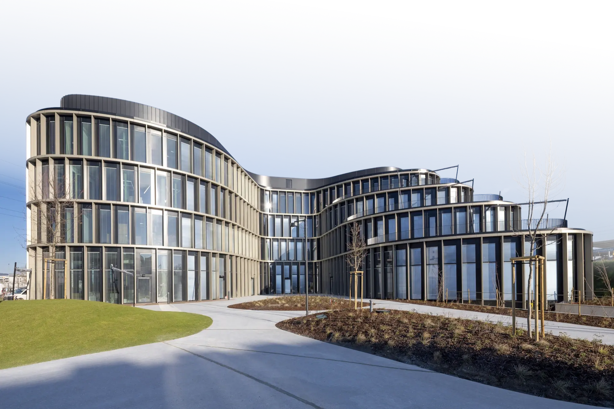 Exteriér budovy Biometrics House — organická špirálovitá architektúra